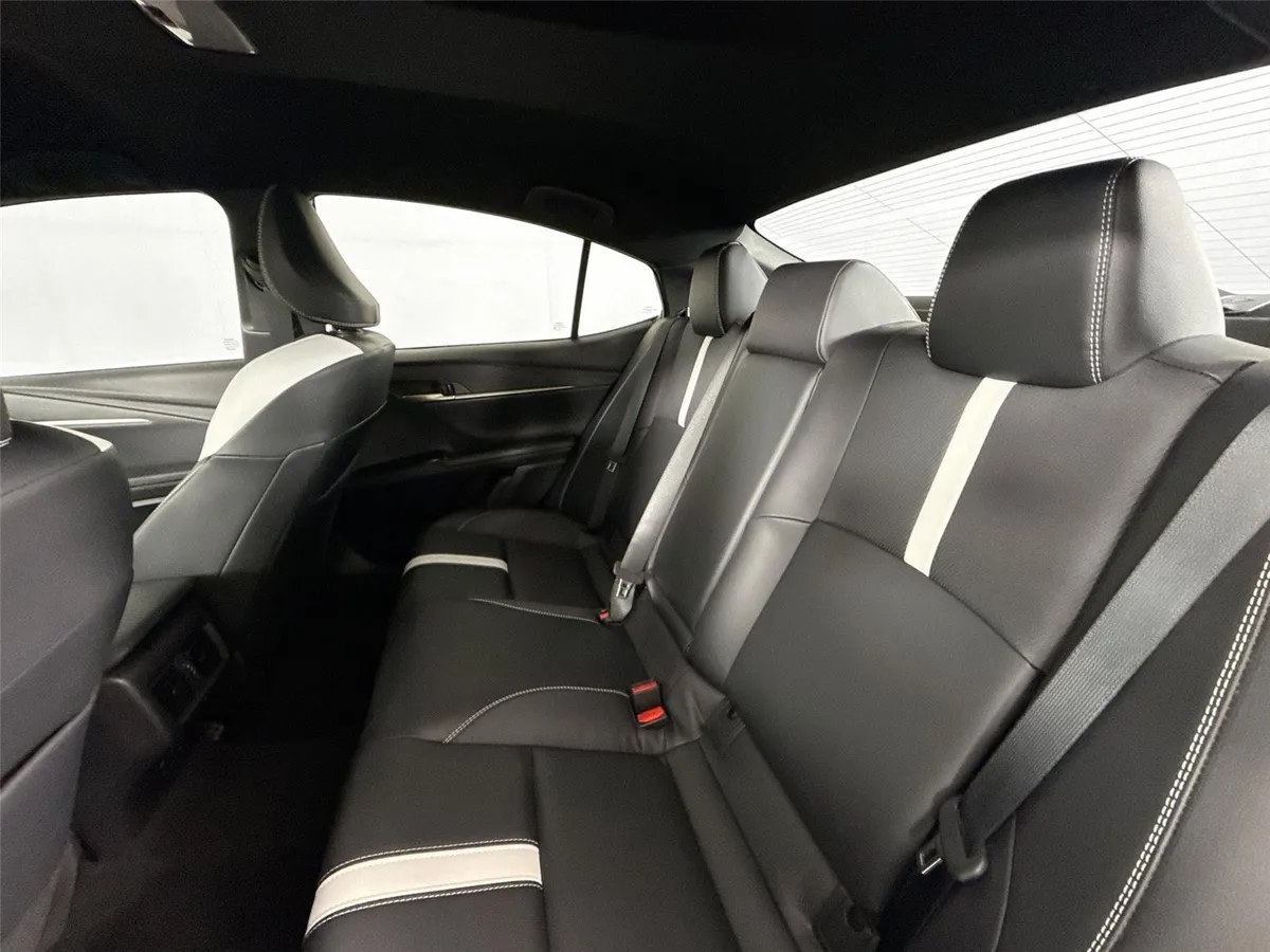 2025 Toyota Camry SE thumbnail 28