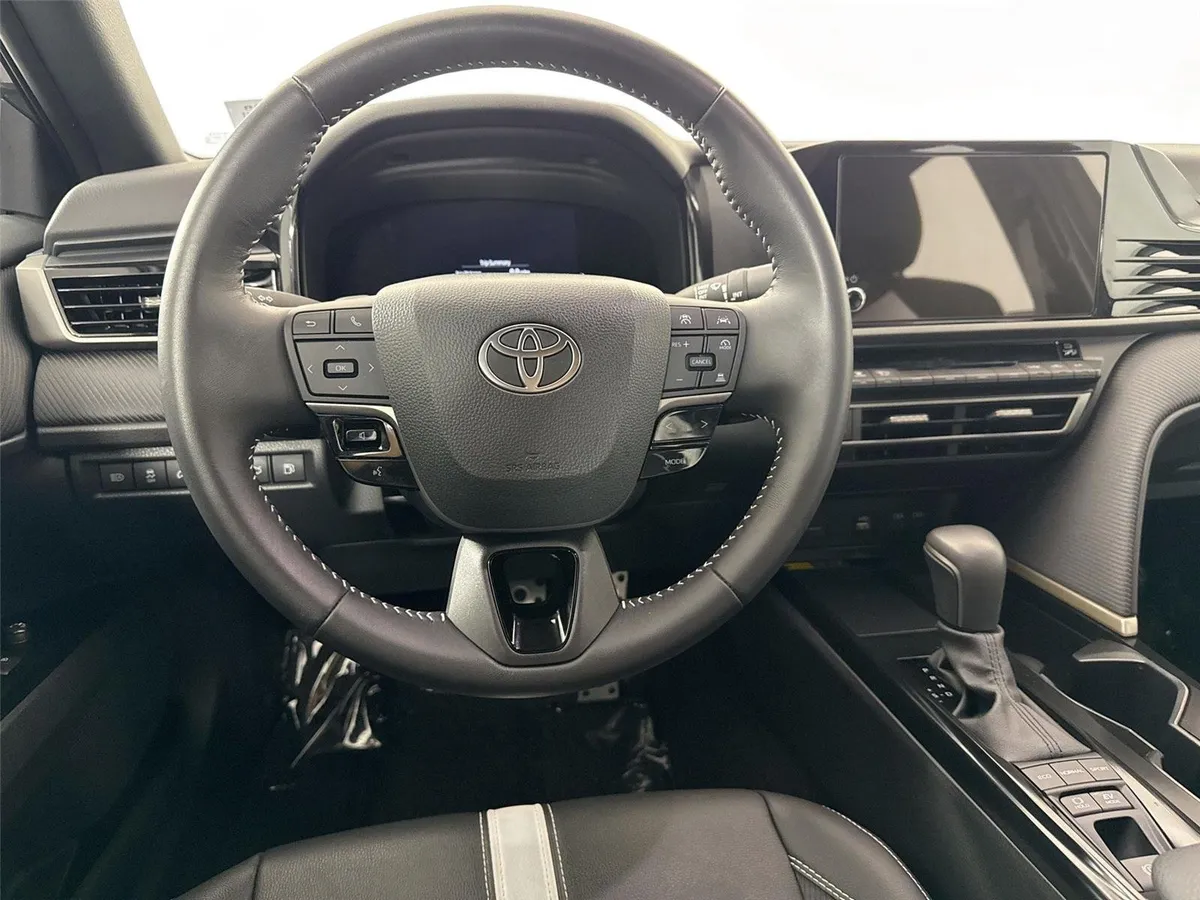 2025 Toyota Camry SE thumbnail 29