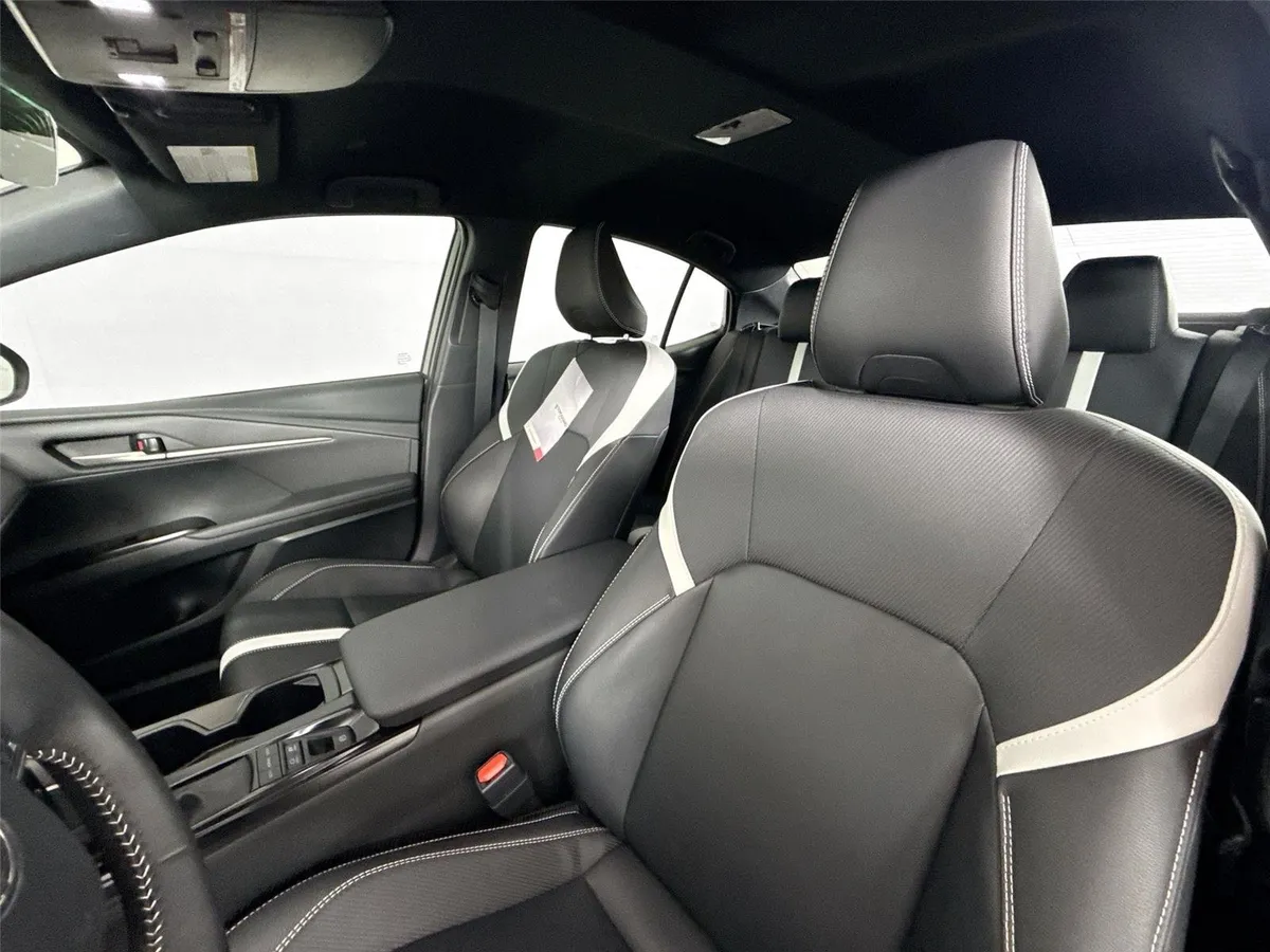 2025 Toyota Camry SE thumbnail 3