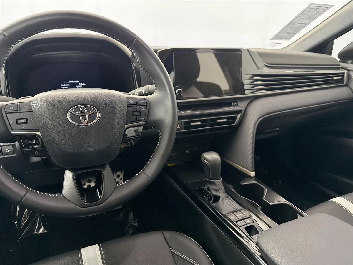 2025 Toyota Camry SE thumbnail 30