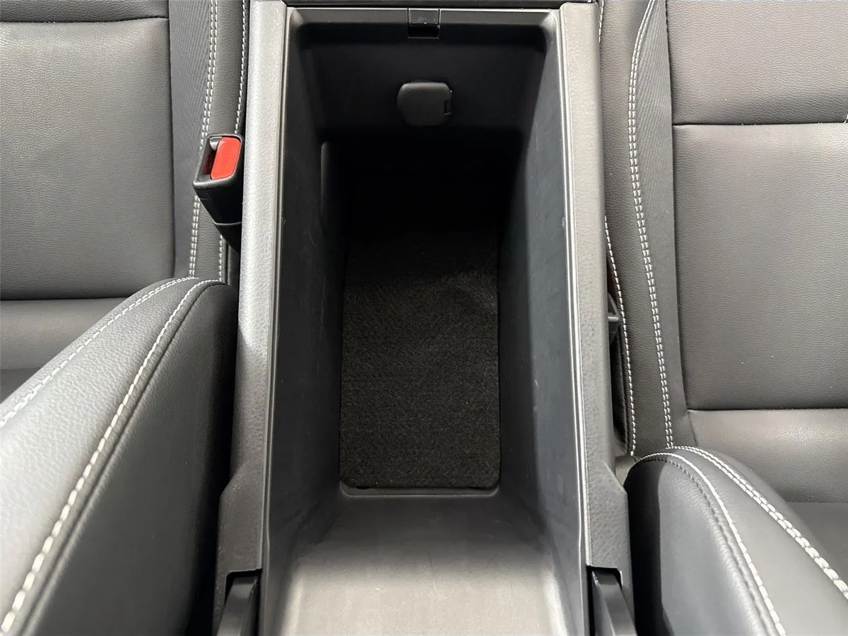 2025 Toyota Camry SE thumbnail 31