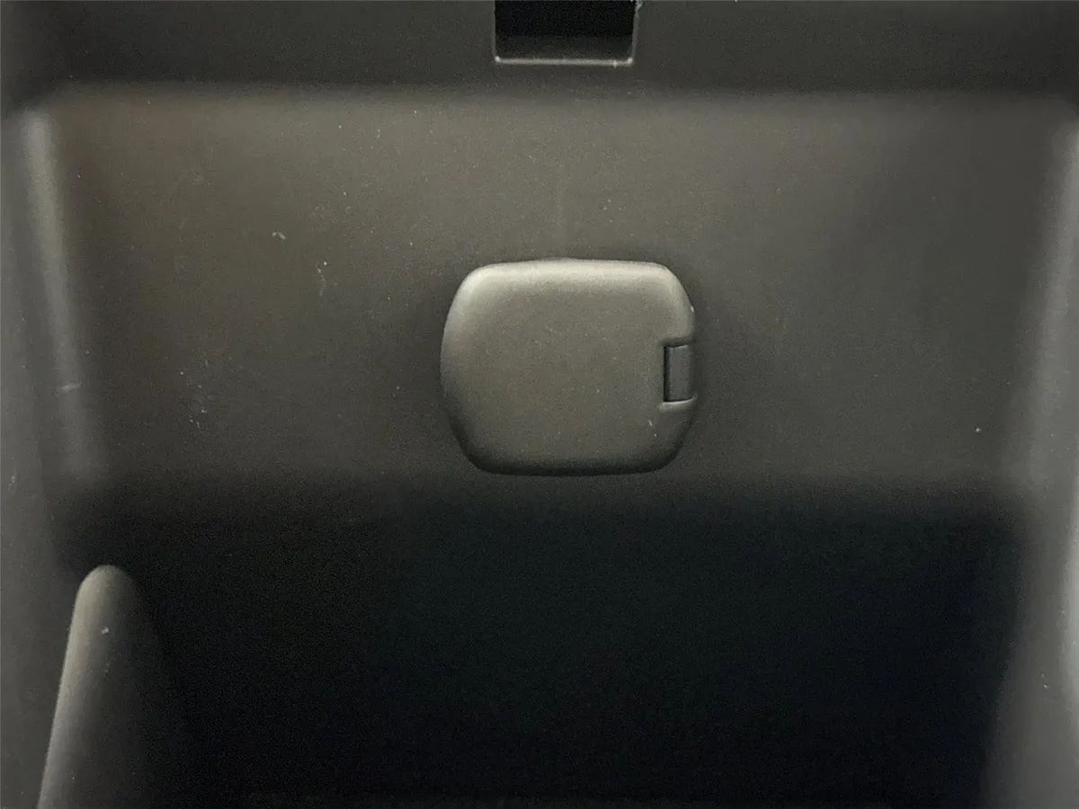 2025 Toyota Camry SE thumbnail 32