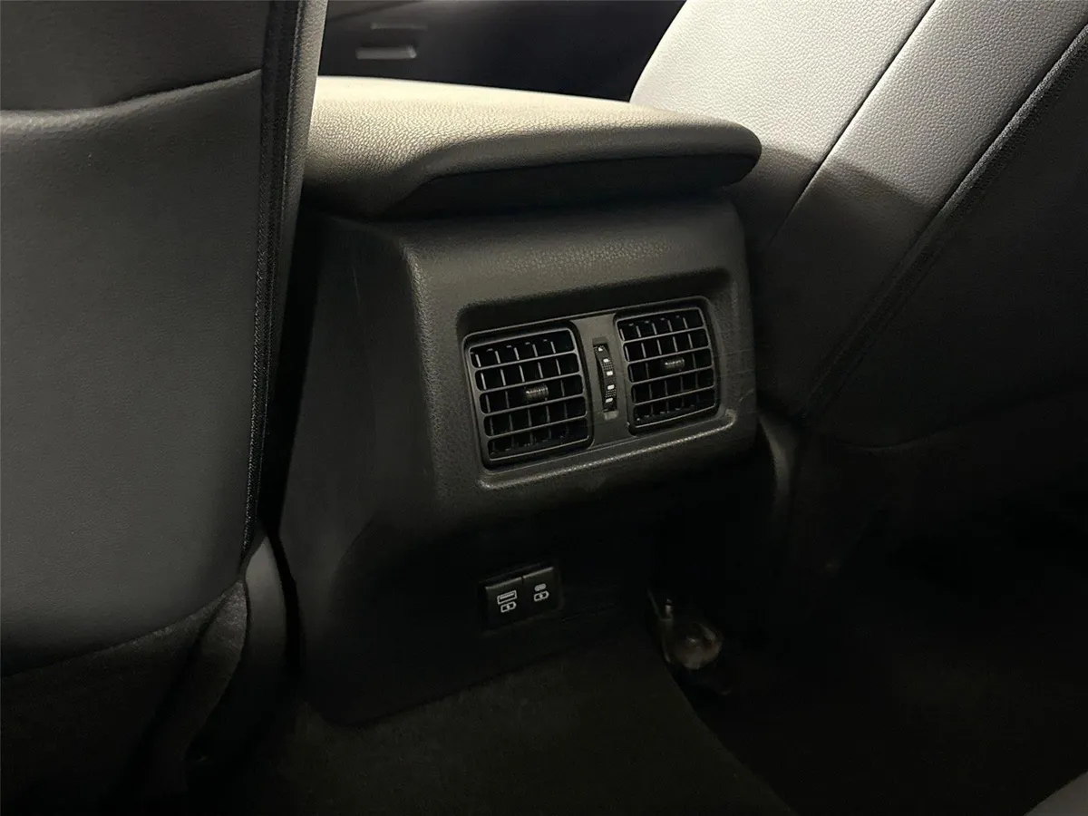 2025 Toyota Camry SE thumbnail 33