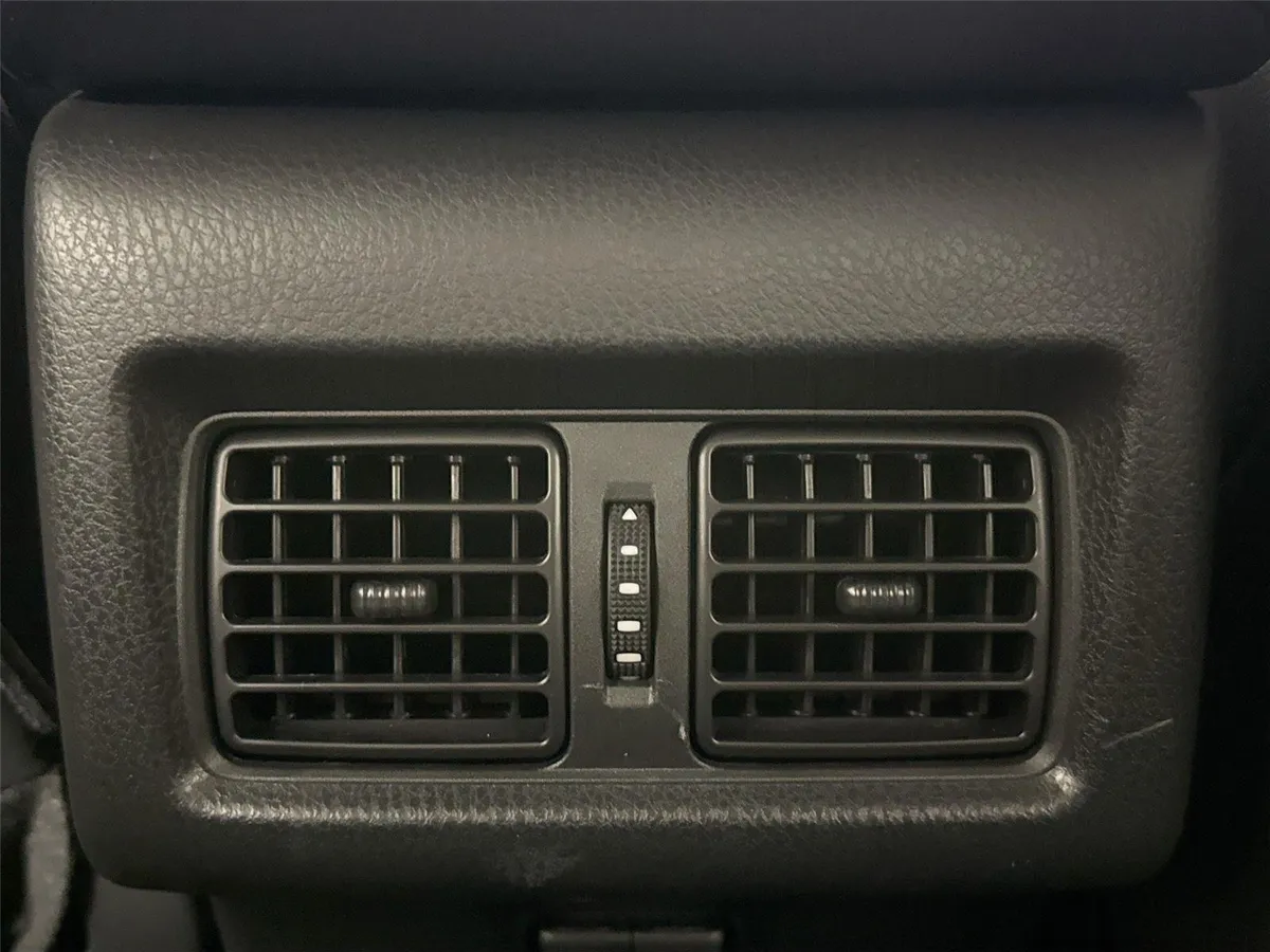 2025 Toyota Camry SE thumbnail 34