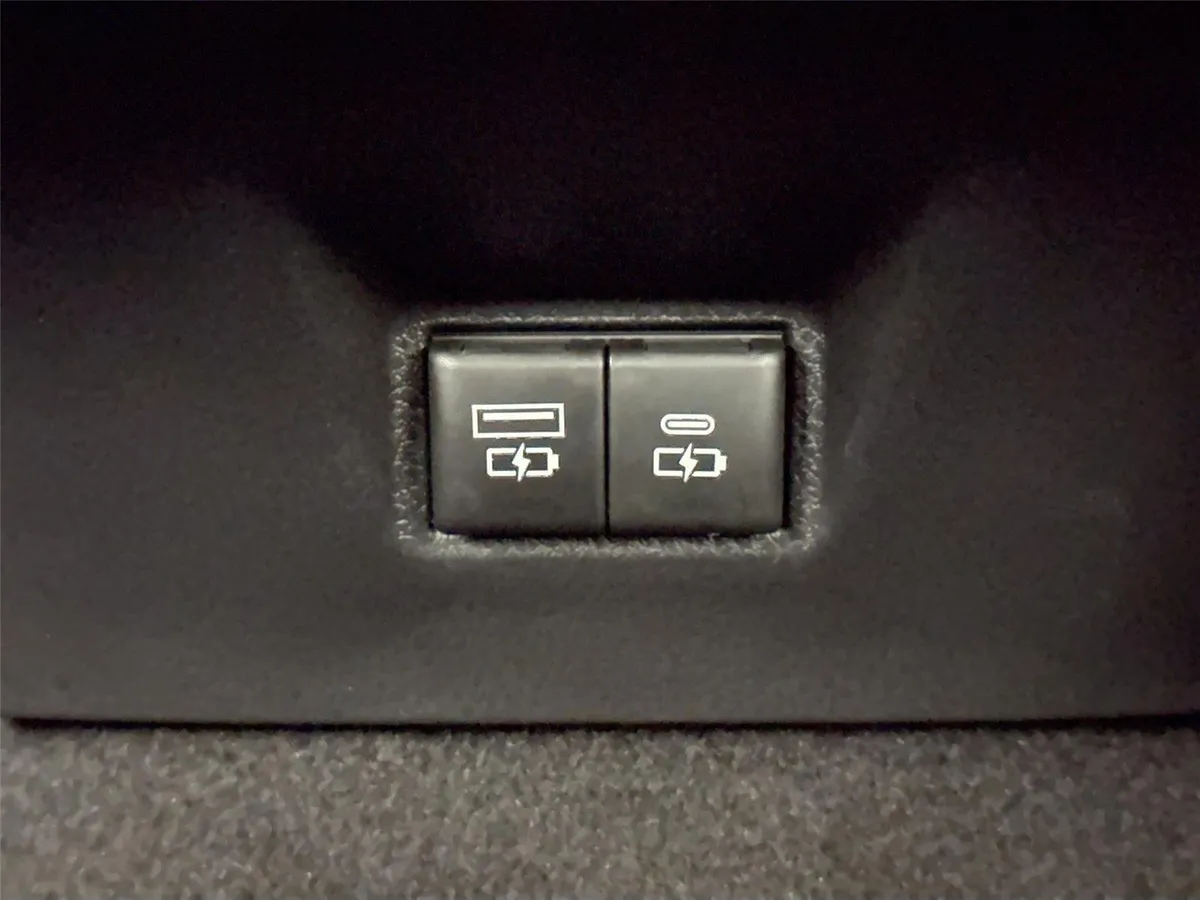 2025 Toyota Camry SE thumbnail 35