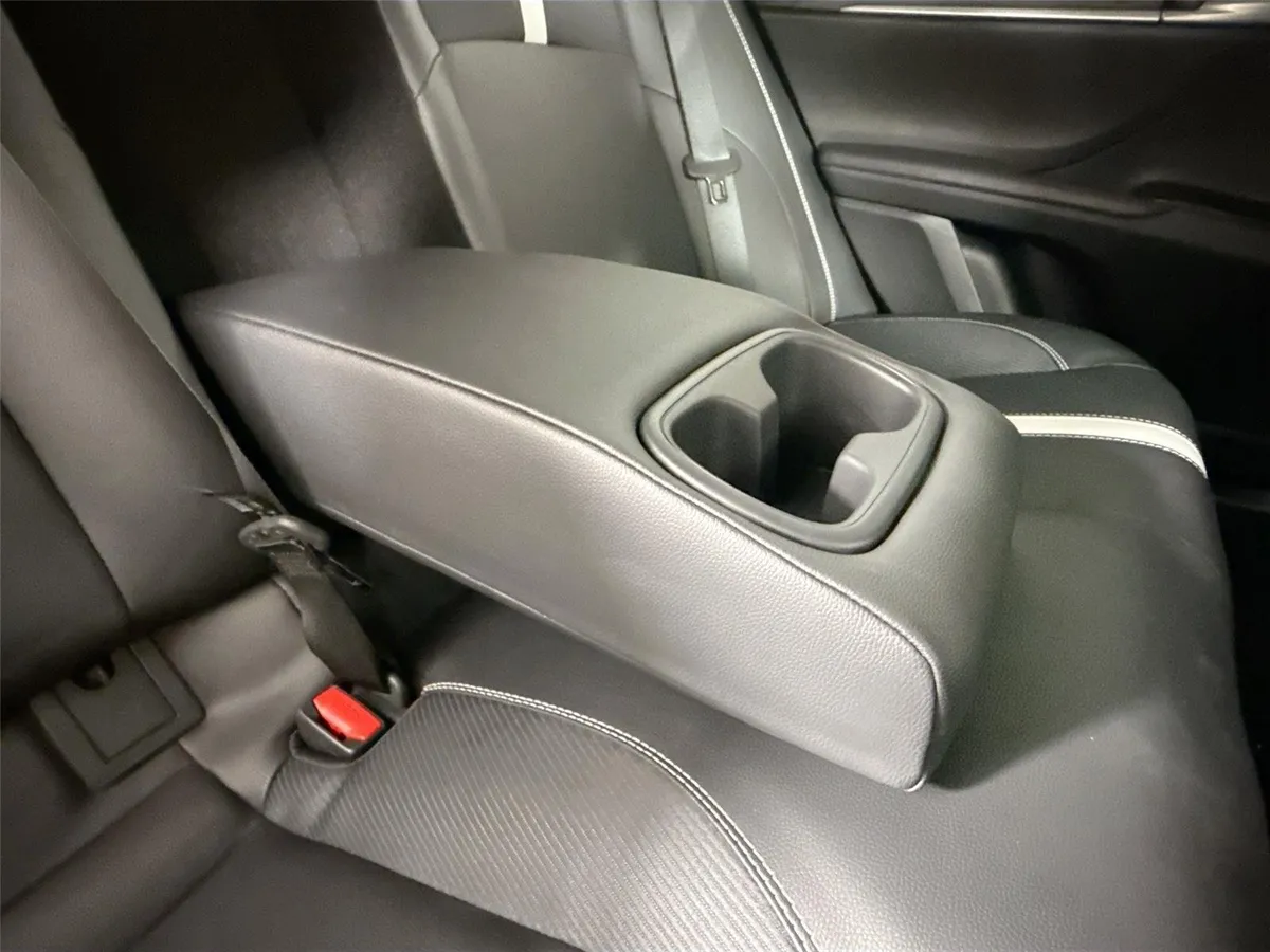2025 Toyota Camry SE thumbnail 38