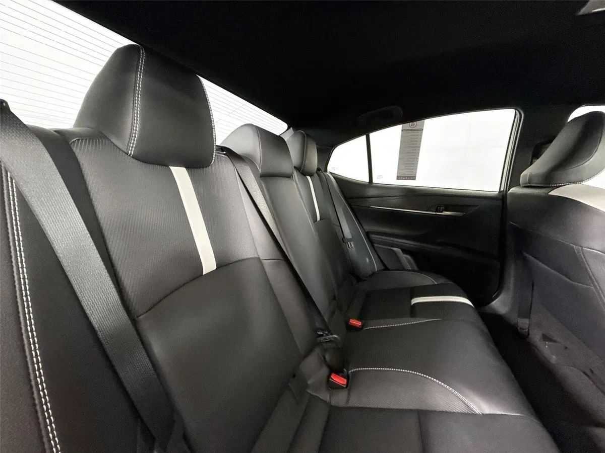 2025 Toyota Camry SE thumbnail 39