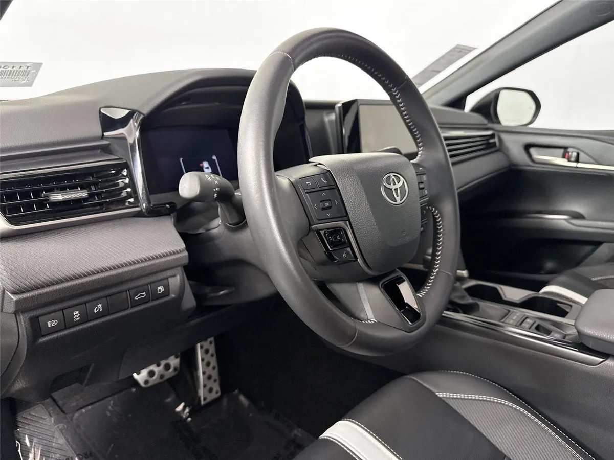 2025 Toyota Camry SE thumbnail 4