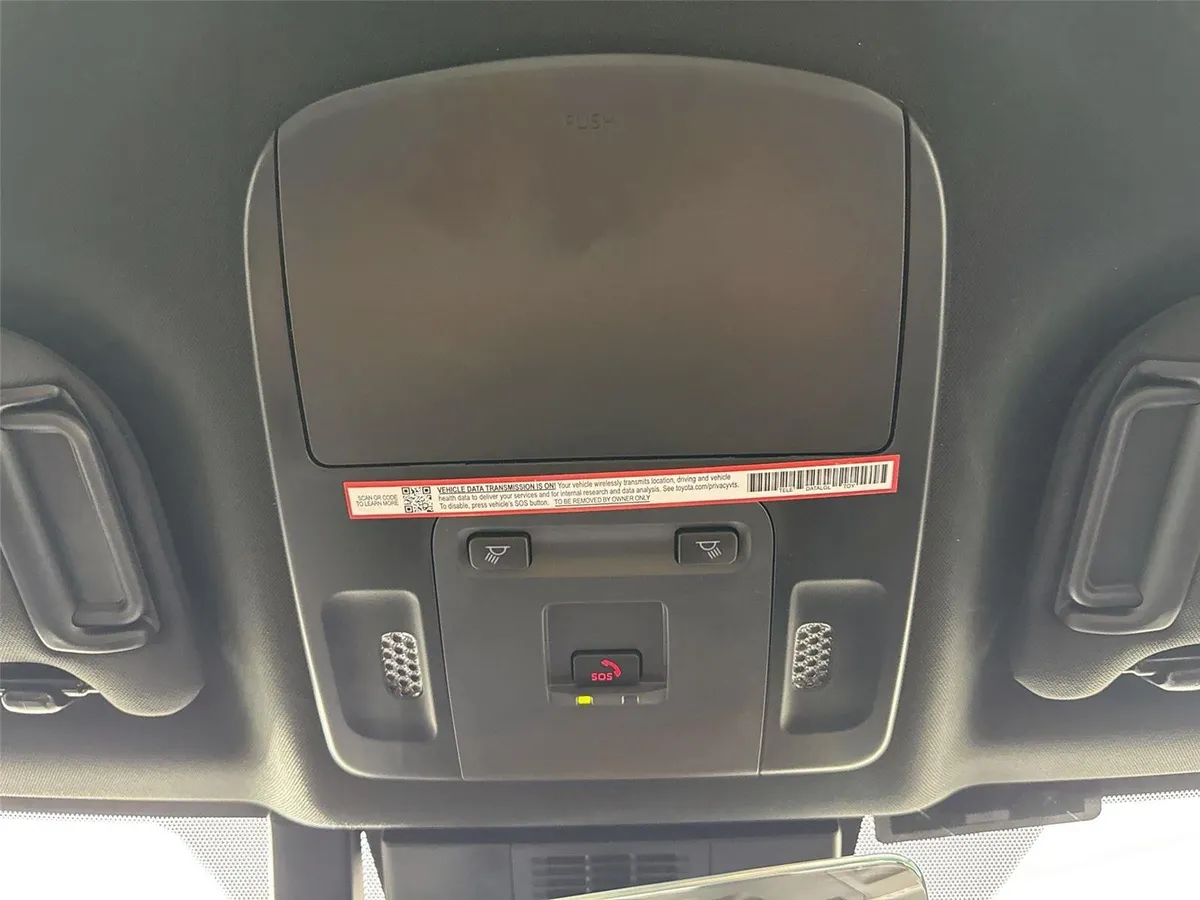 2025 Toyota Camry SE thumbnail 6