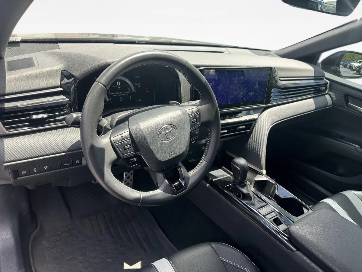 2025 Toyota Camry SE thumbnail 10