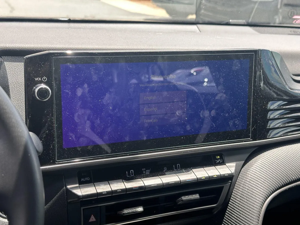 2025 Toyota Camry SE thumbnail 11