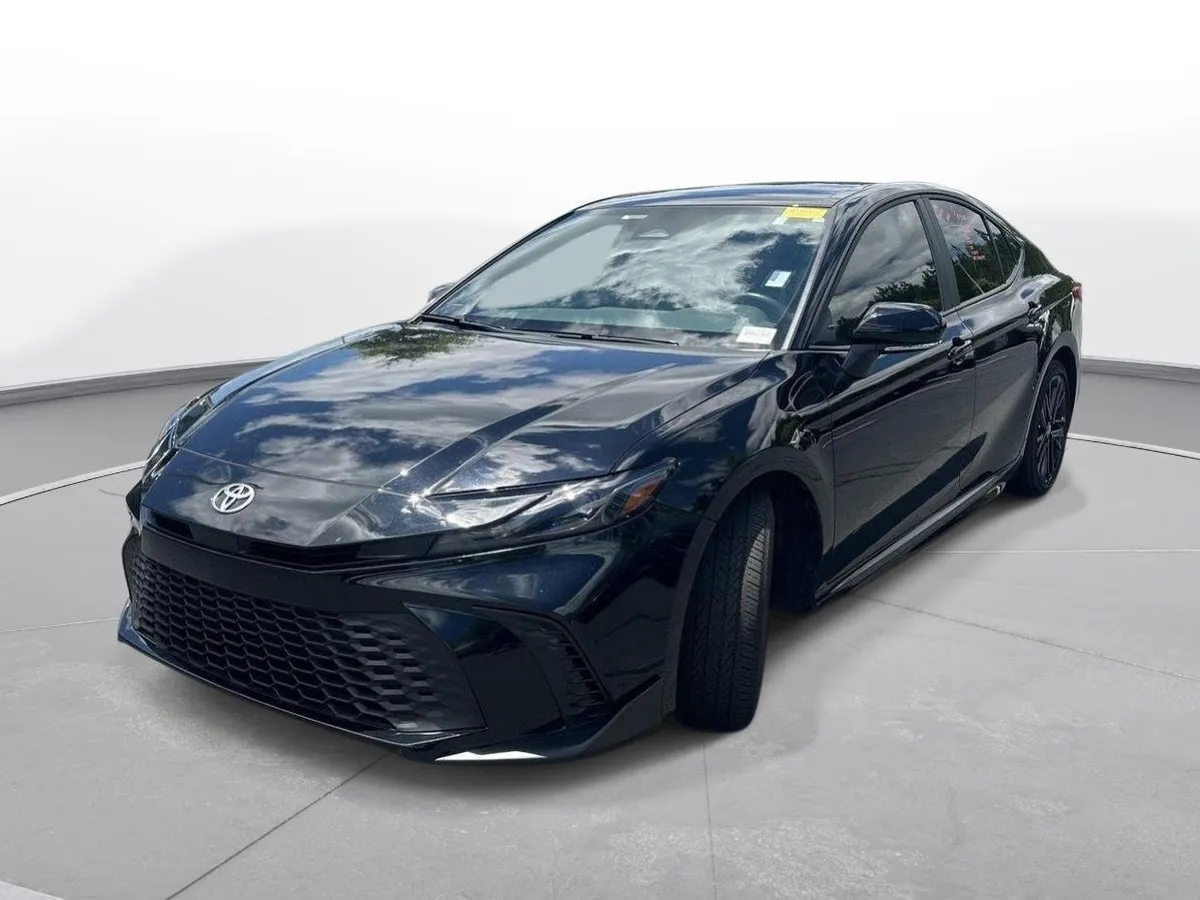 2025 Toyota Camry SE thumbnail 2