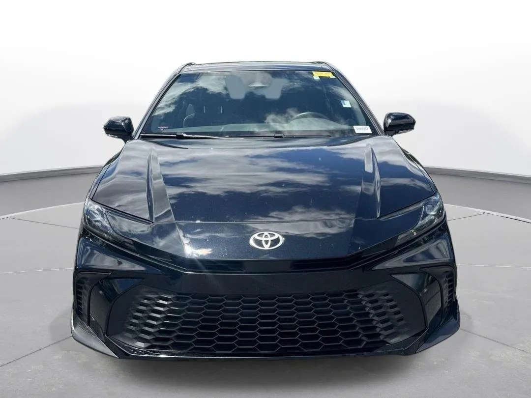 2025 Toyota Camry SE thumbnail 3