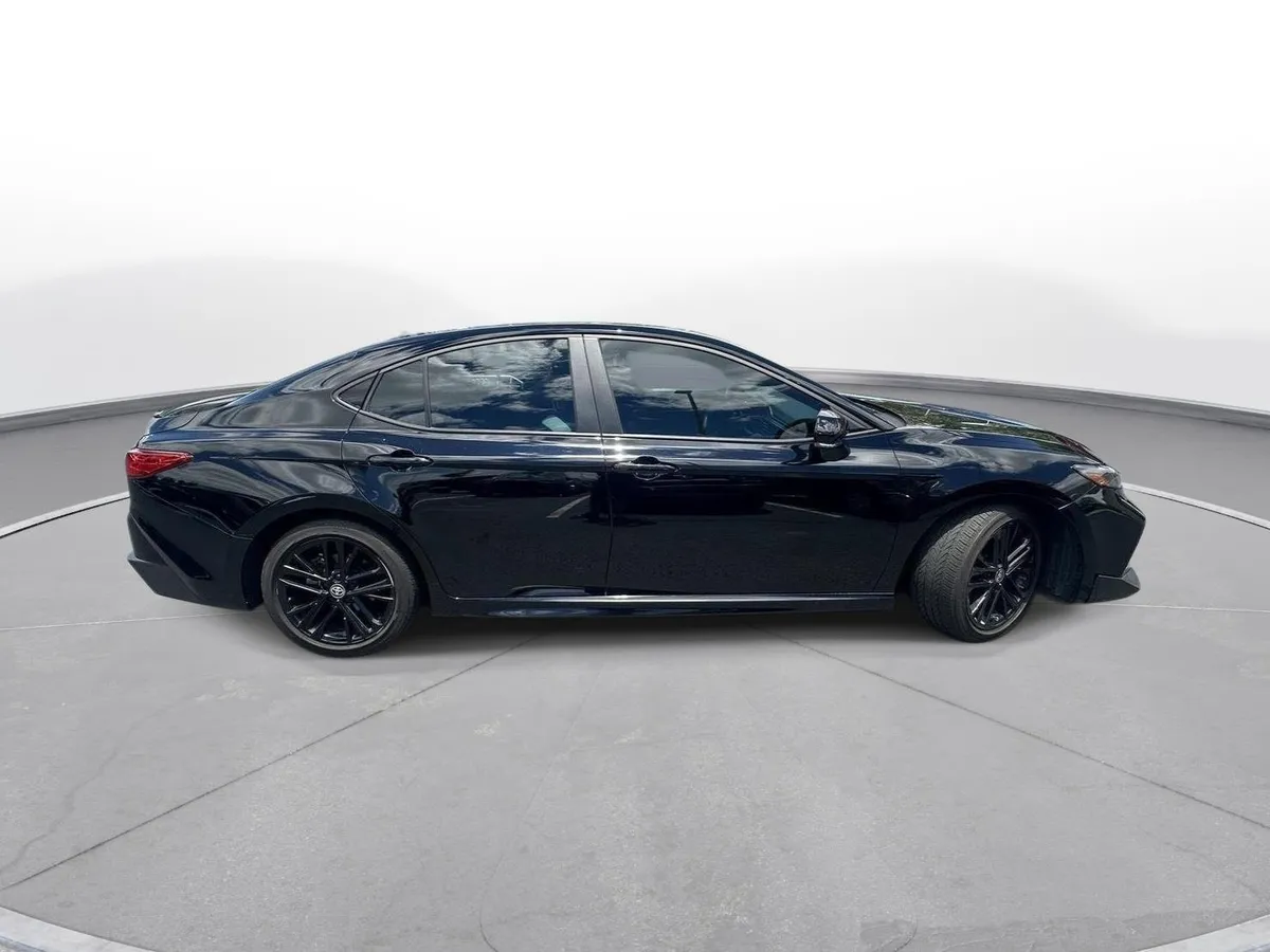 2025 Toyota Camry SE thumbnail 5