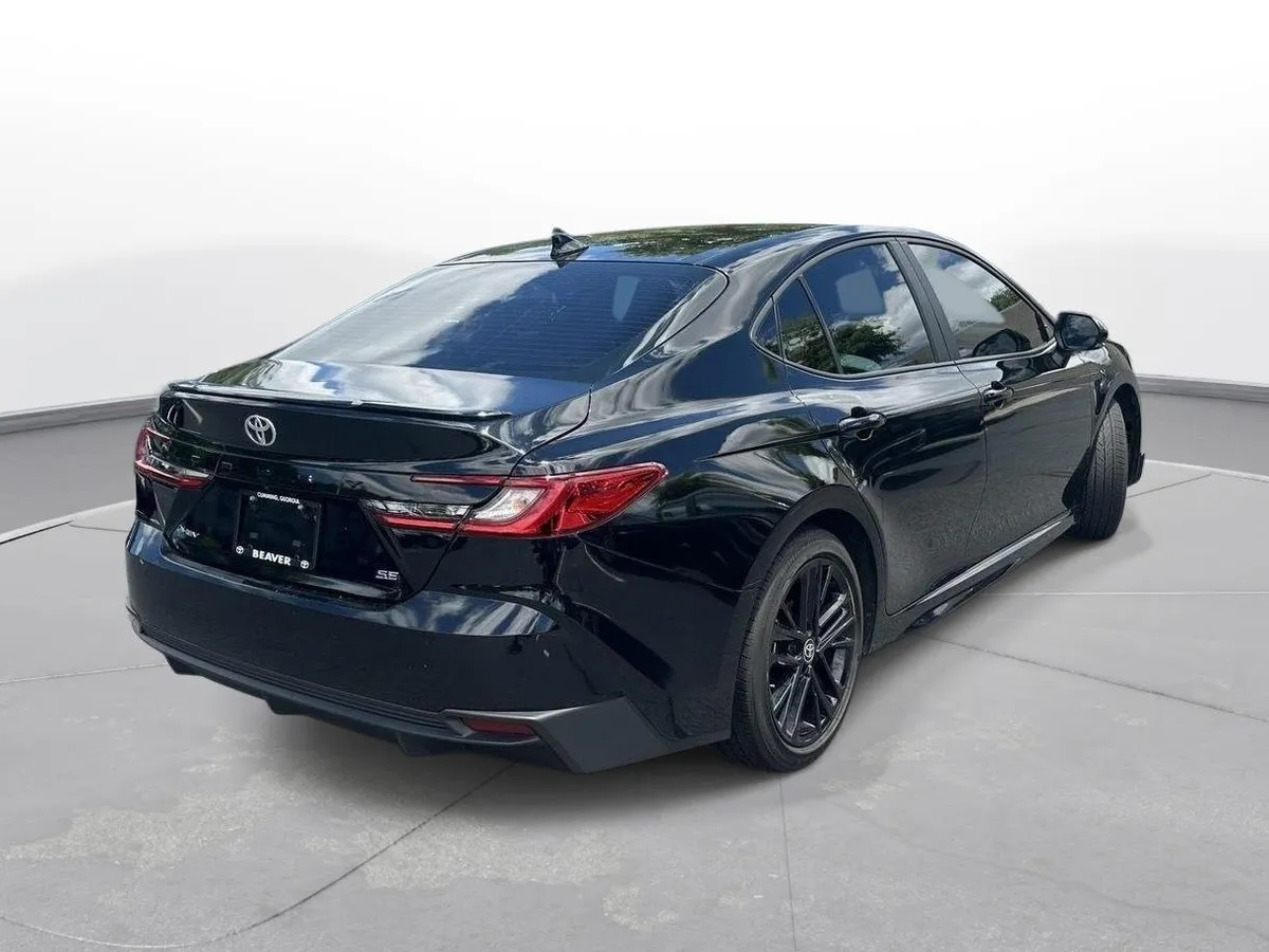 2025 Toyota Camry SE thumbnail 6