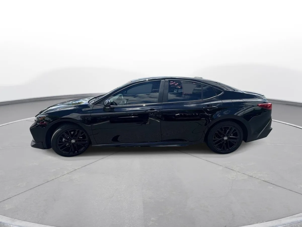 2025 Toyota Camry SE thumbnail 9