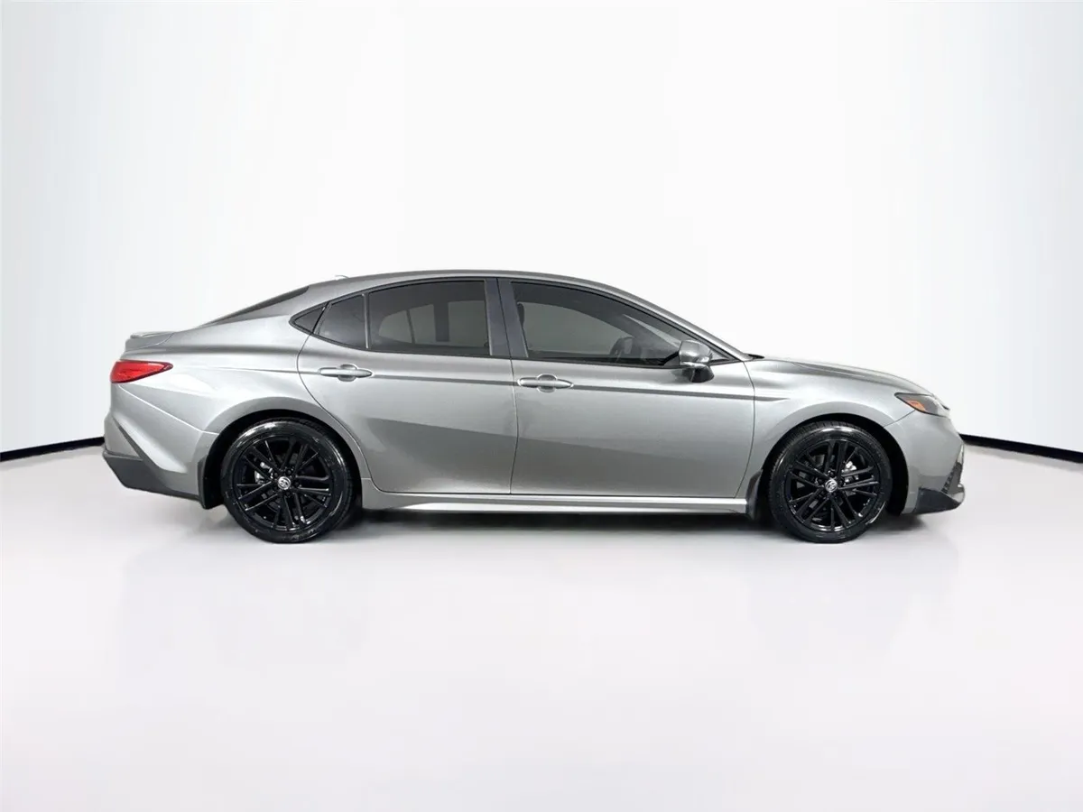 2025 Toyota Camry SE thumbnail 10