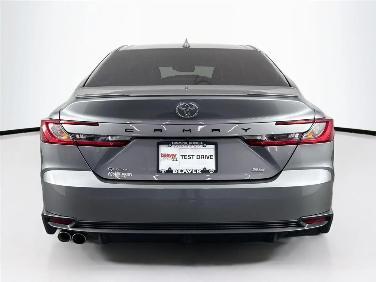 2025 Toyota Camry SE thumbnail 11