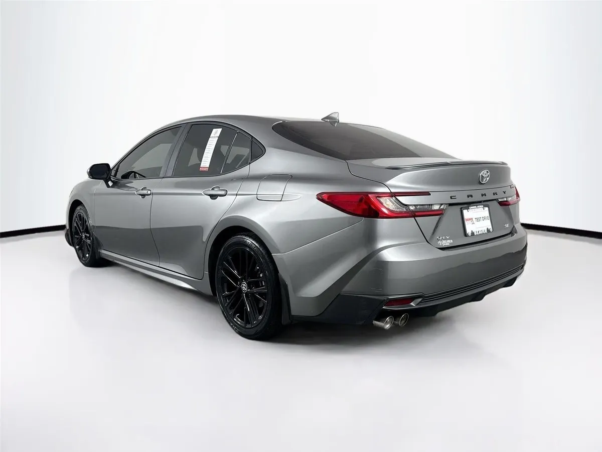 2025 Toyota Camry SE thumbnail 12