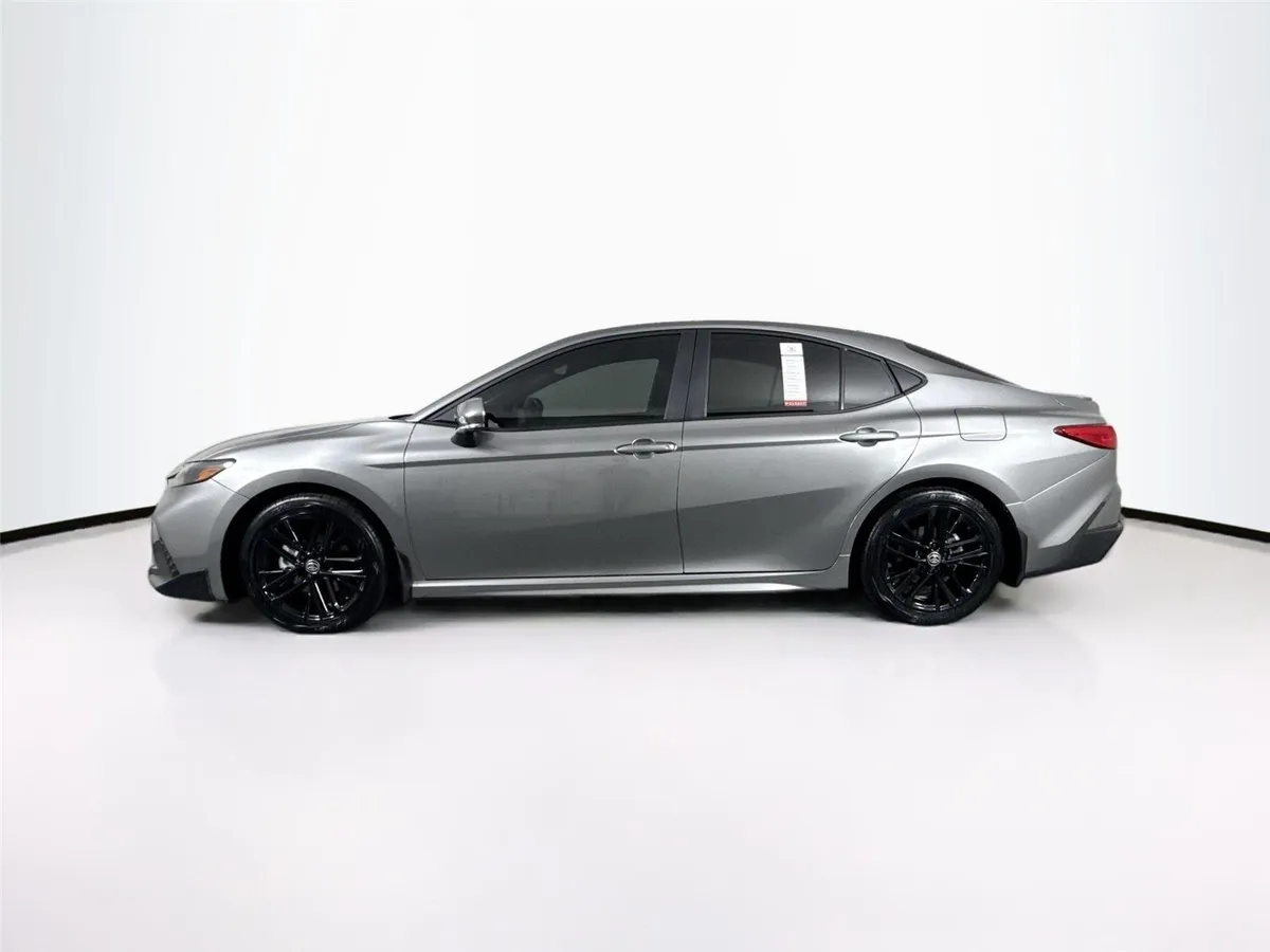 2025 Toyota Camry SE thumbnail 13