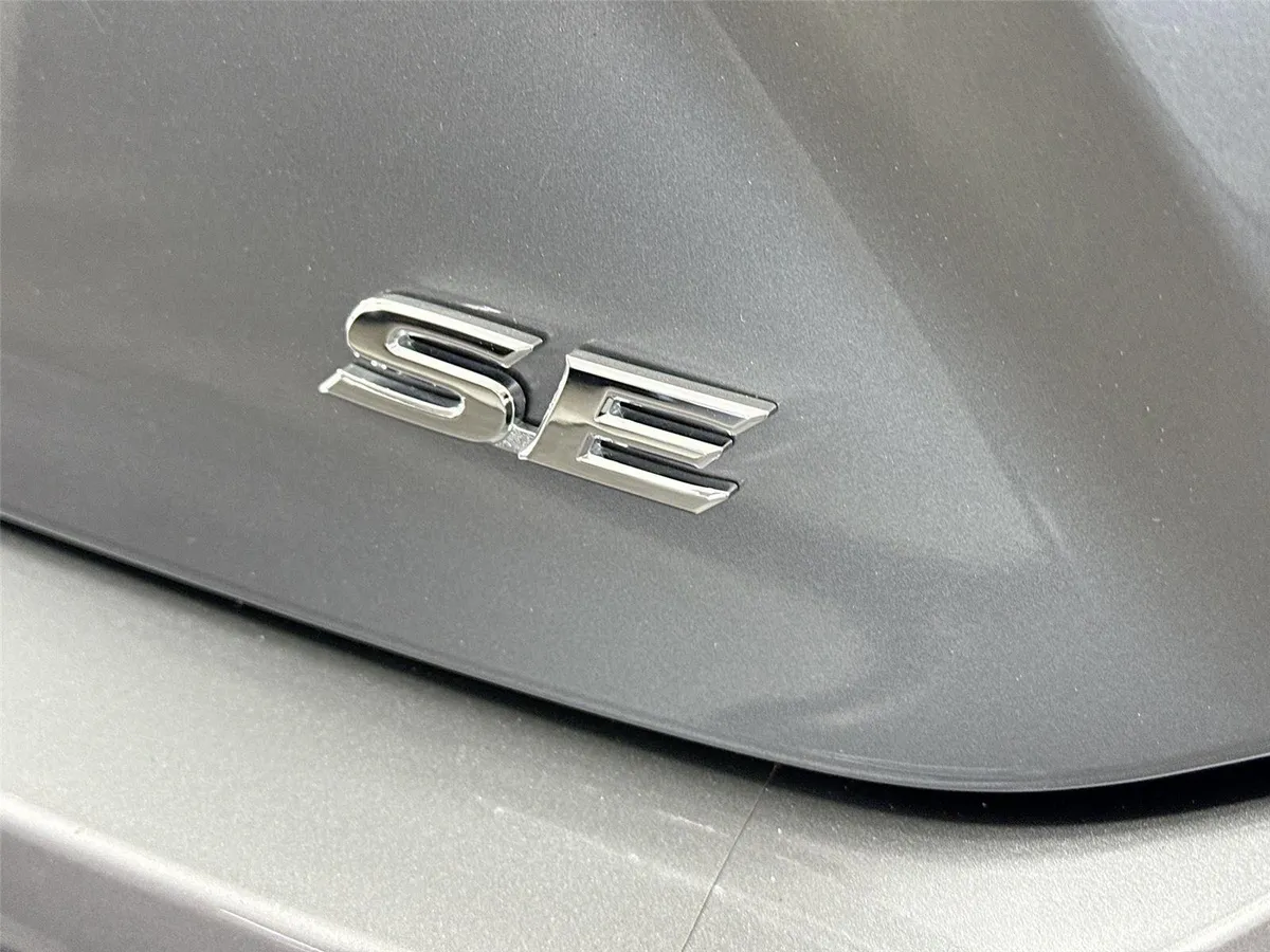 2025 Toyota Camry SE thumbnail 14