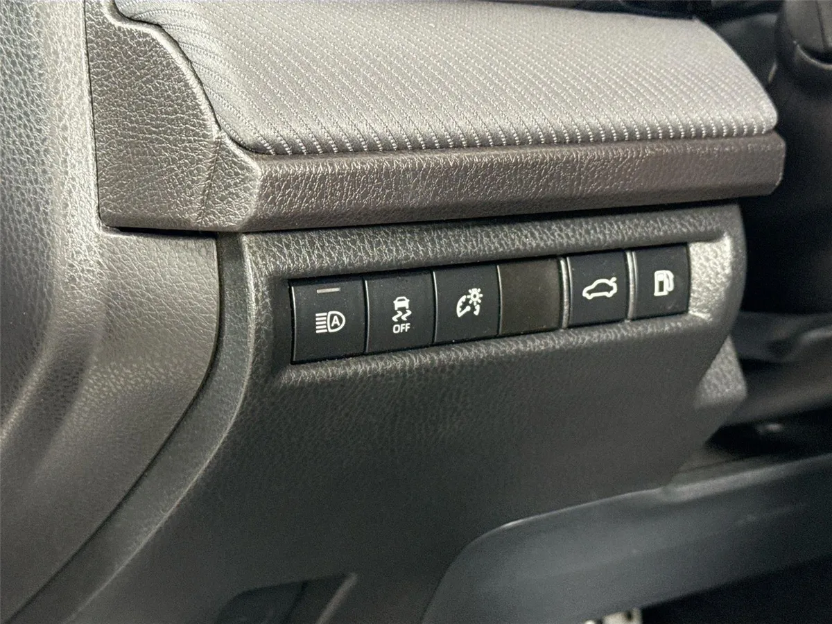 2025 Toyota Camry SE thumbnail 15