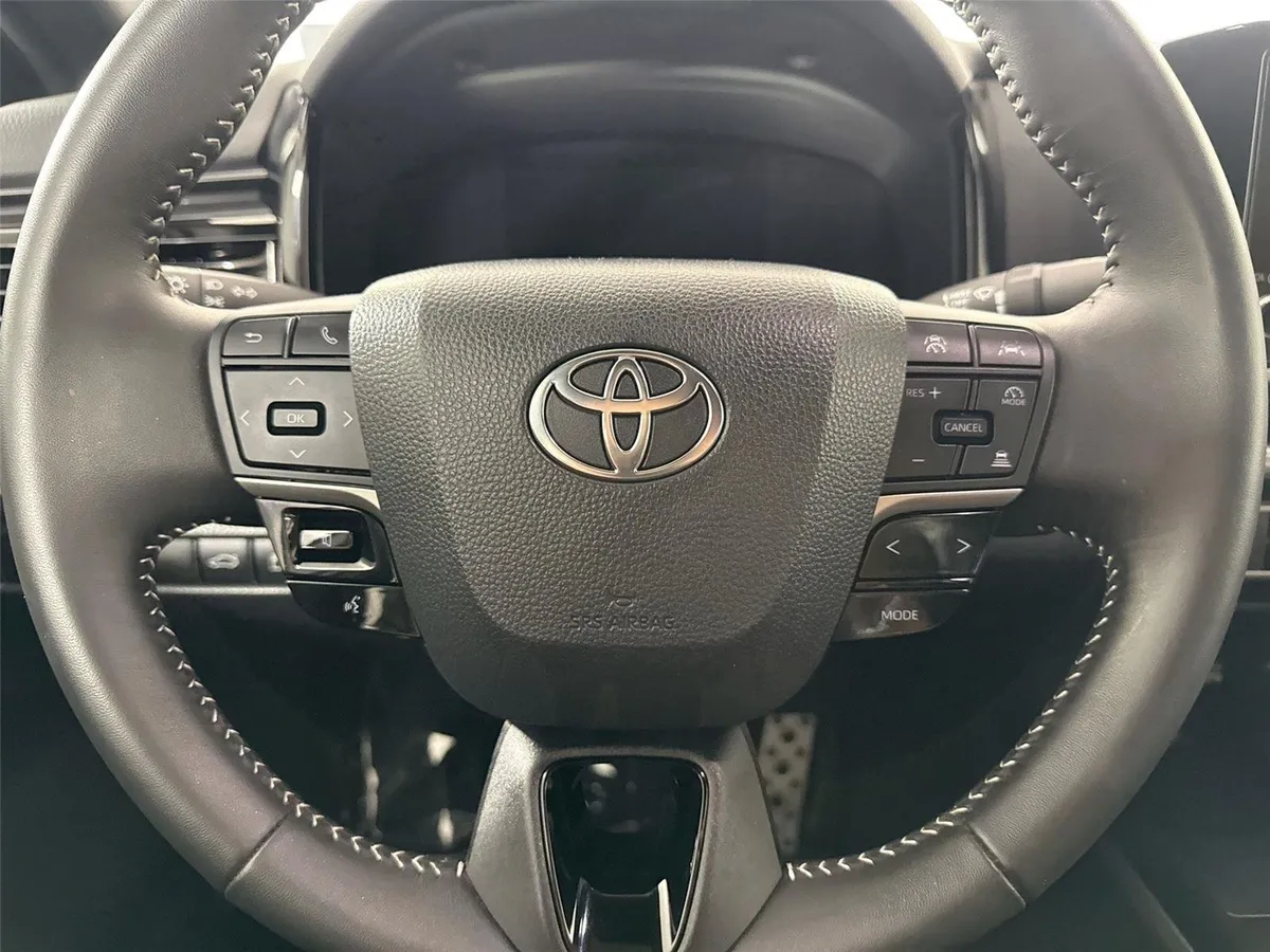 2025 Toyota Camry SE thumbnail 16