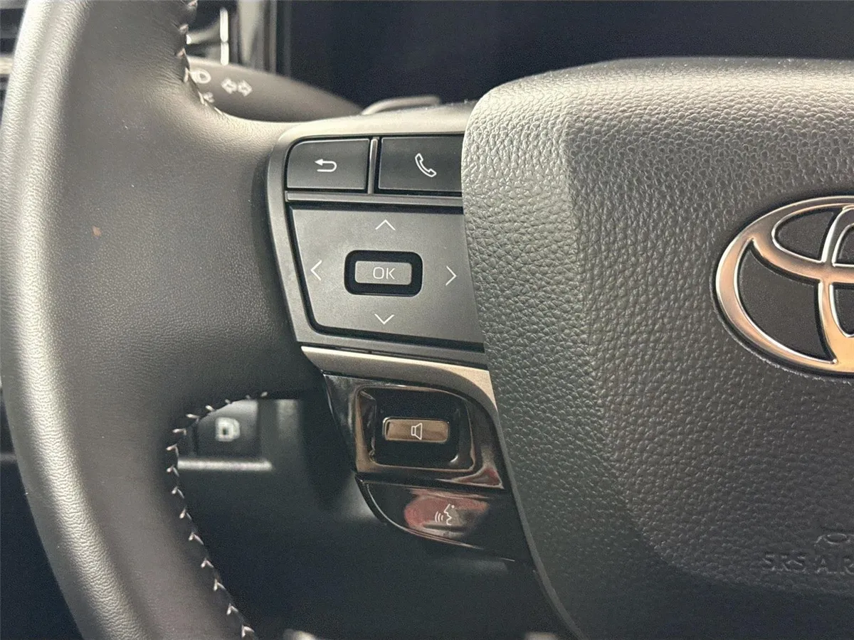 2025 Toyota Camry SE thumbnail 17