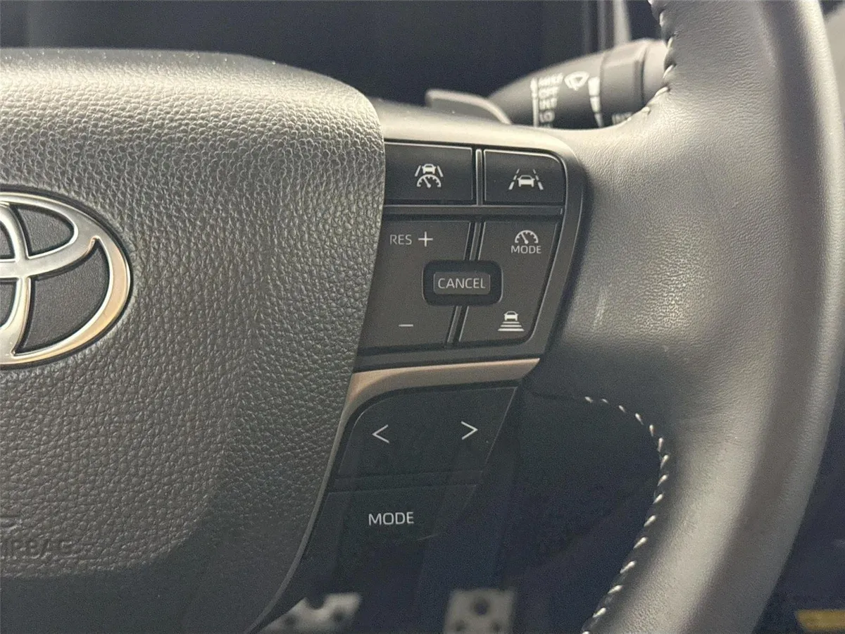 2025 Toyota Camry SE thumbnail 18