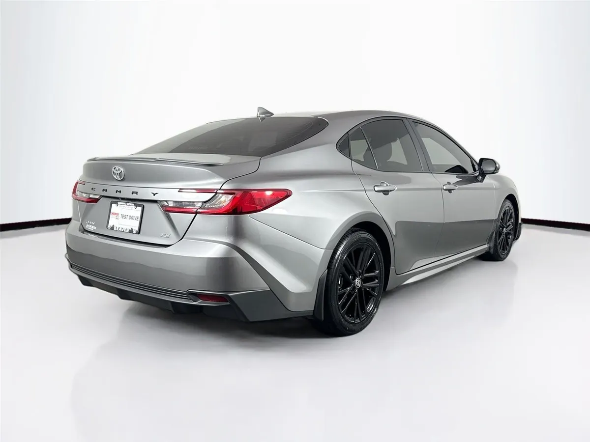 2025 Toyota Camry SE thumbnail 2