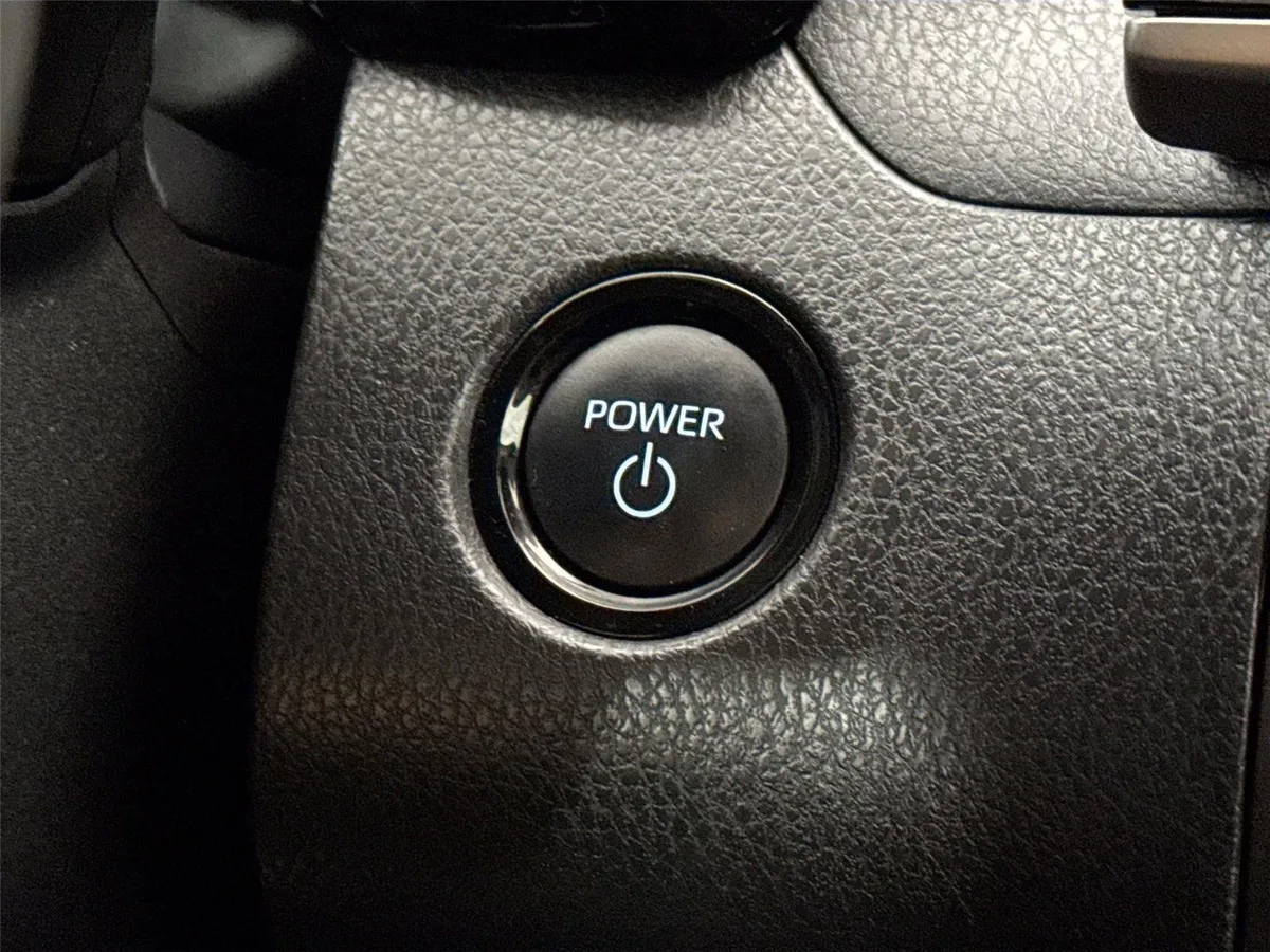 2025 Toyota Camry SE thumbnail 21