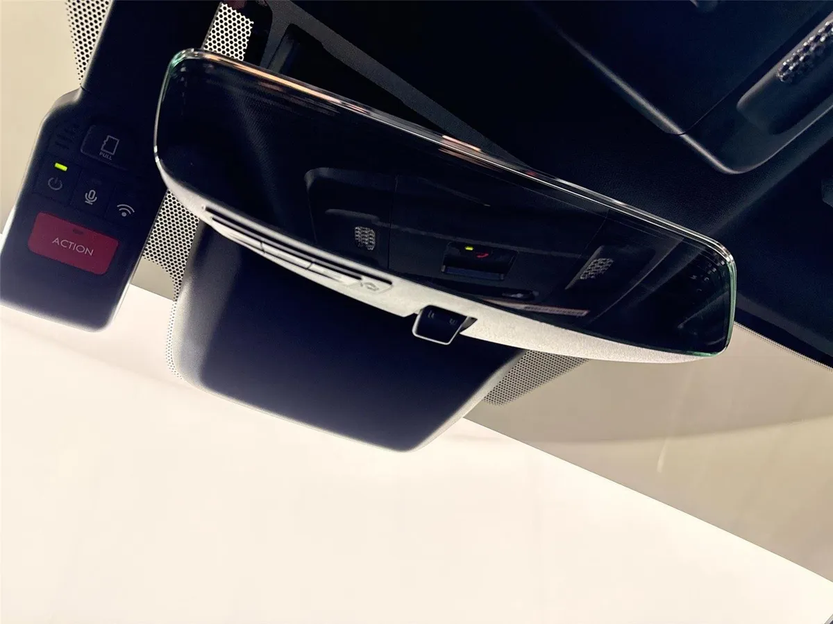 2025 Toyota Camry SE thumbnail 22
