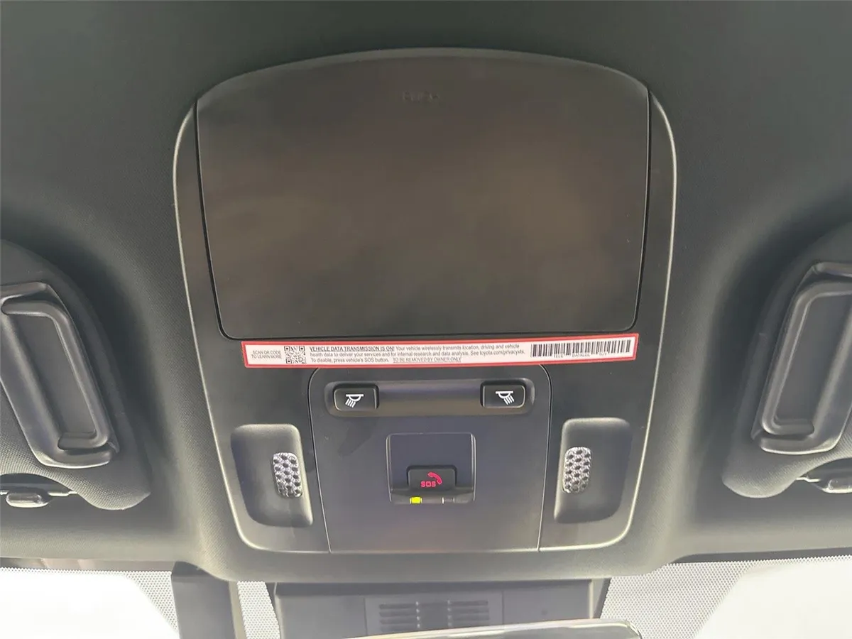 2025 Toyota Camry SE thumbnail 23