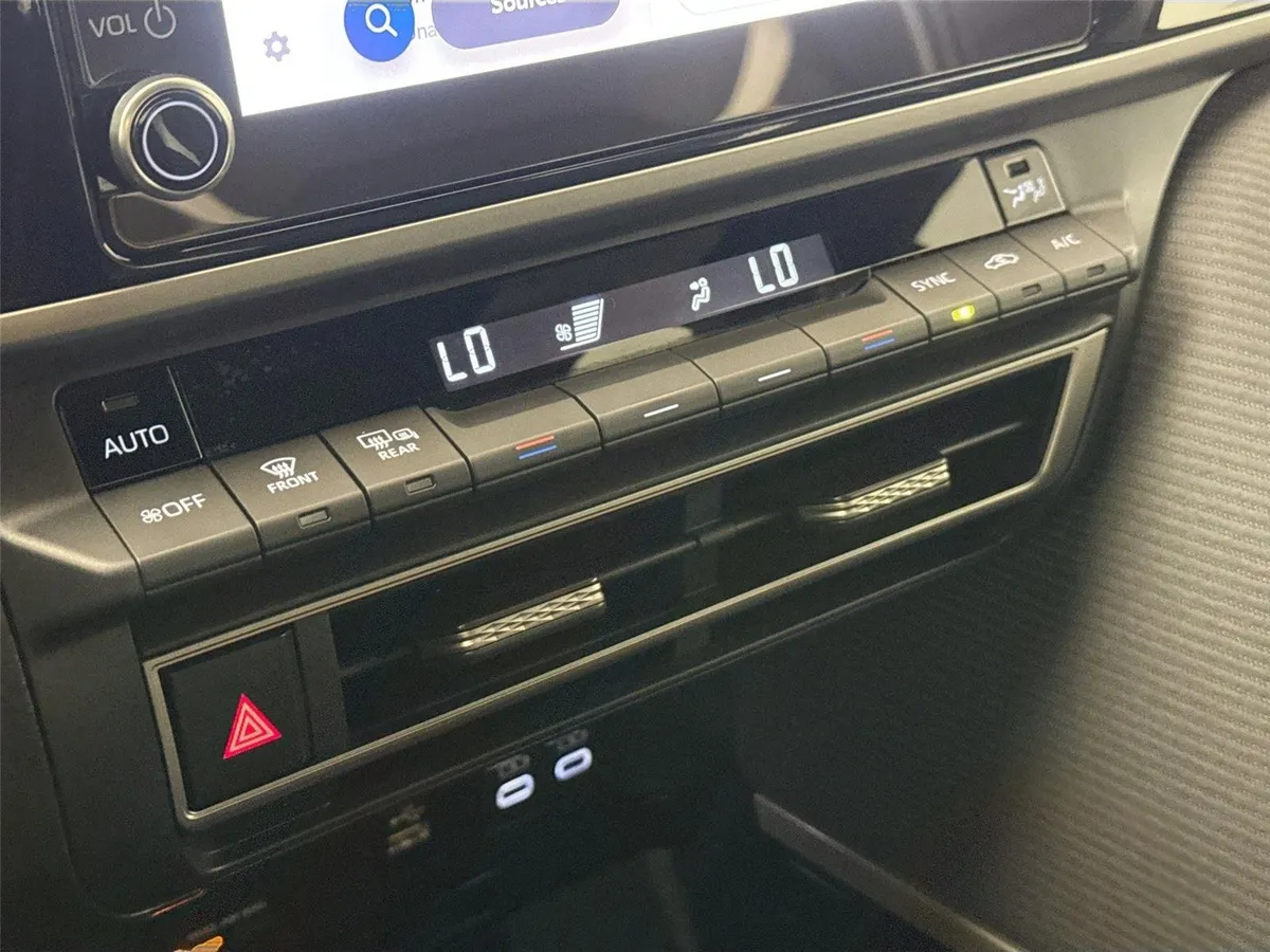 2025 Toyota Camry SE thumbnail 26