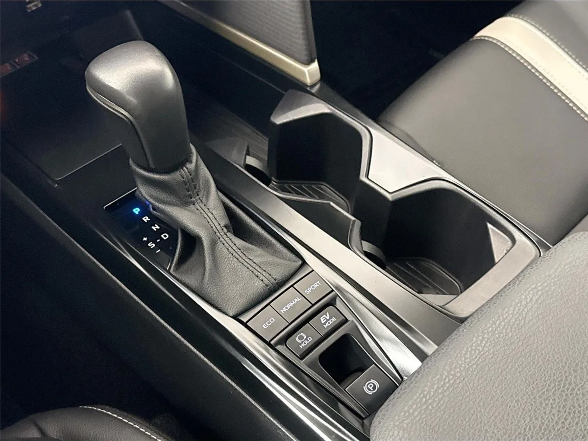 2025 Toyota Camry SE thumbnail 27