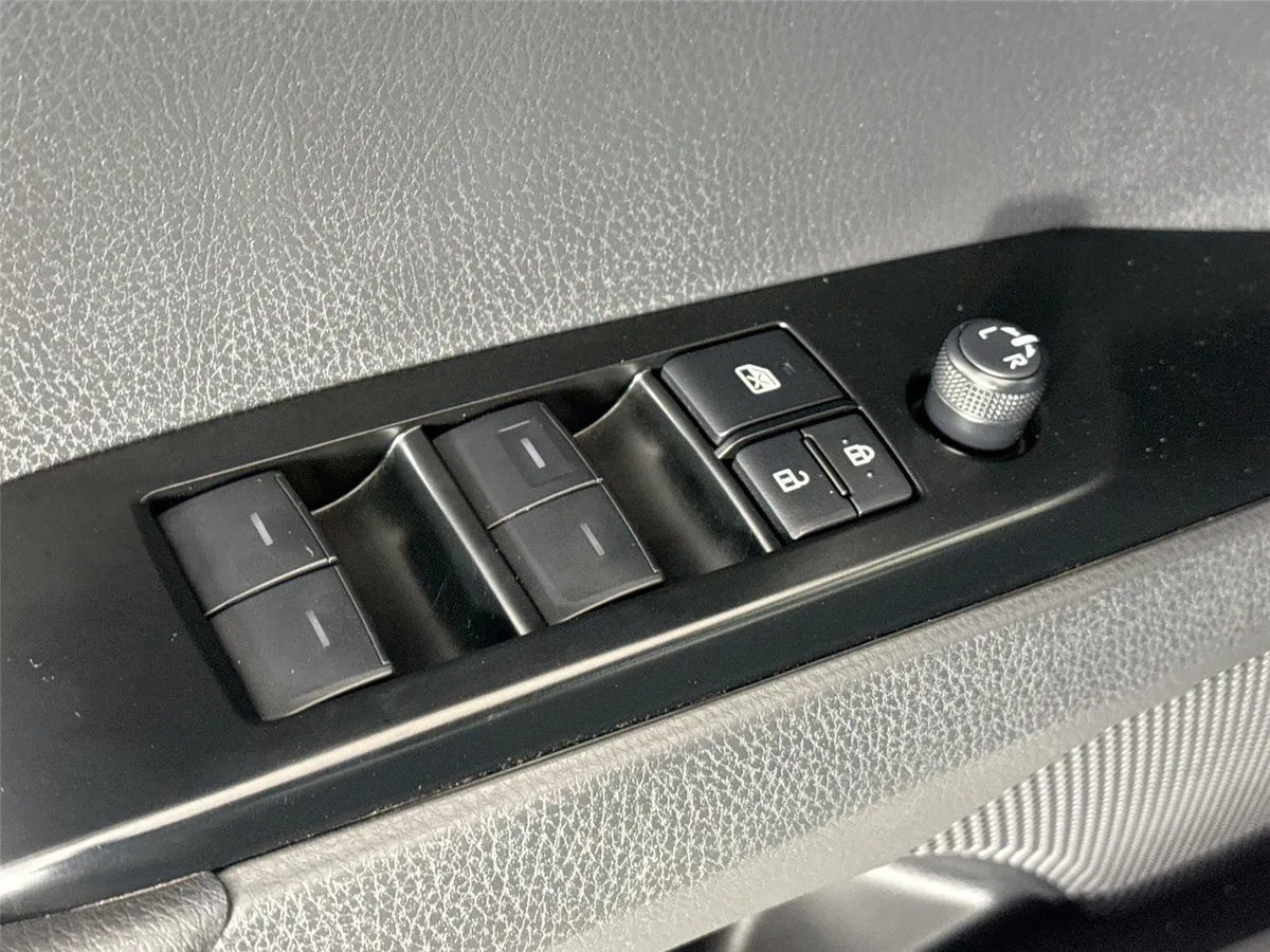 2025 Toyota Camry SE thumbnail 28