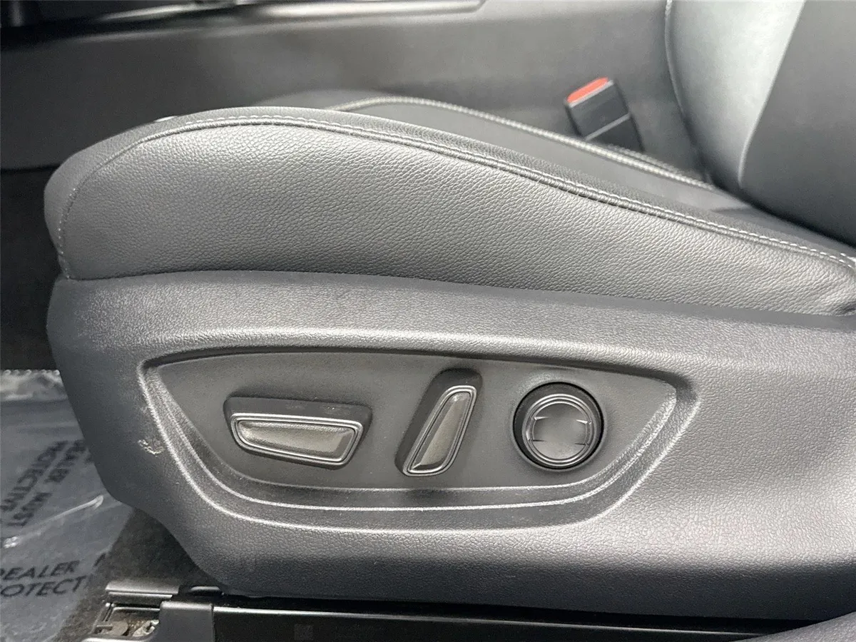 2025 Toyota Camry SE thumbnail 29