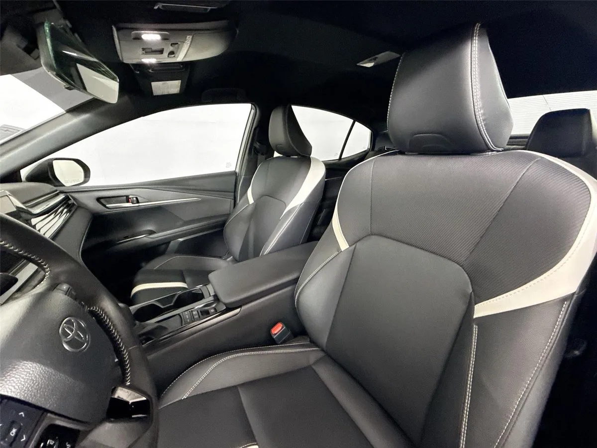 2025 Toyota Camry SE thumbnail 3
