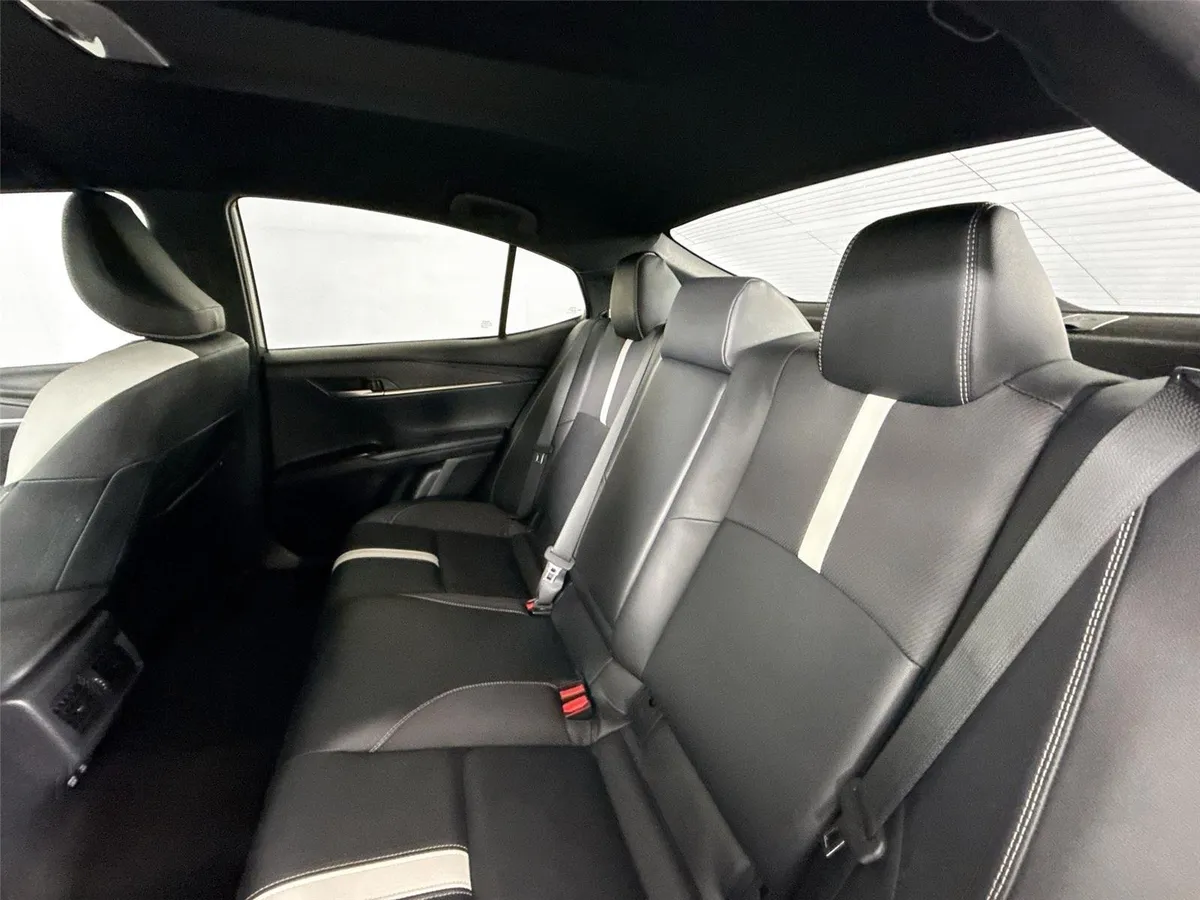 2025 Toyota Camry SE thumbnail 30