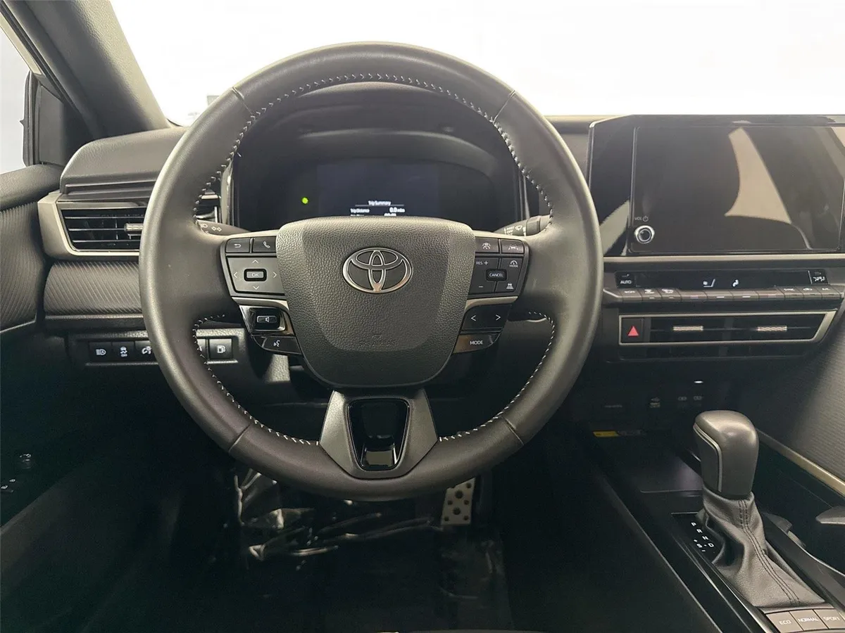 2025 Toyota Camry SE thumbnail 31