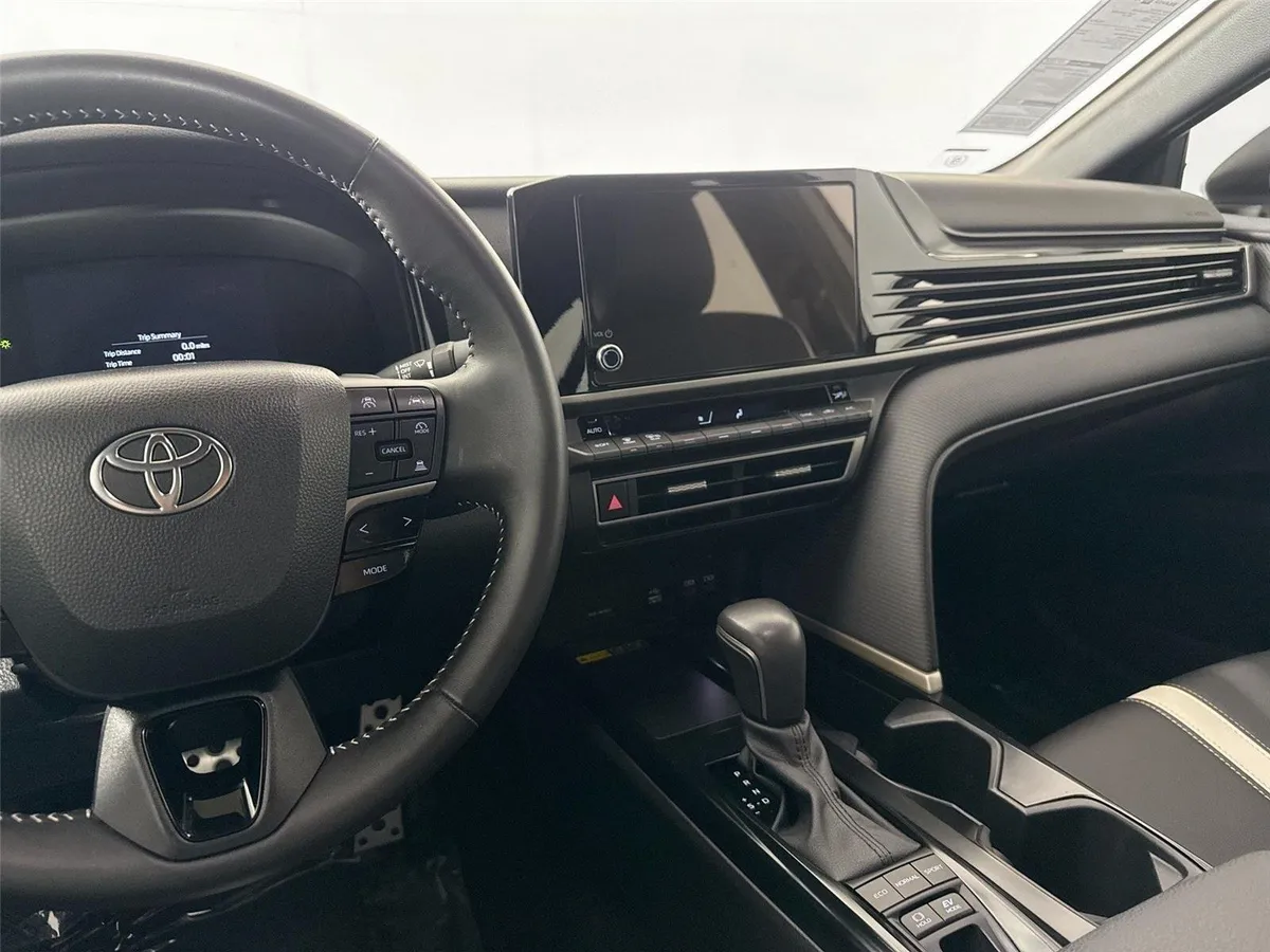 2025 Toyota Camry SE thumbnail 32