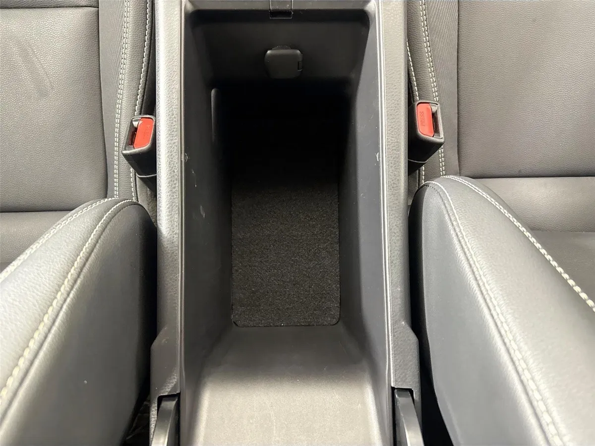 2025 Toyota Camry SE thumbnail 33