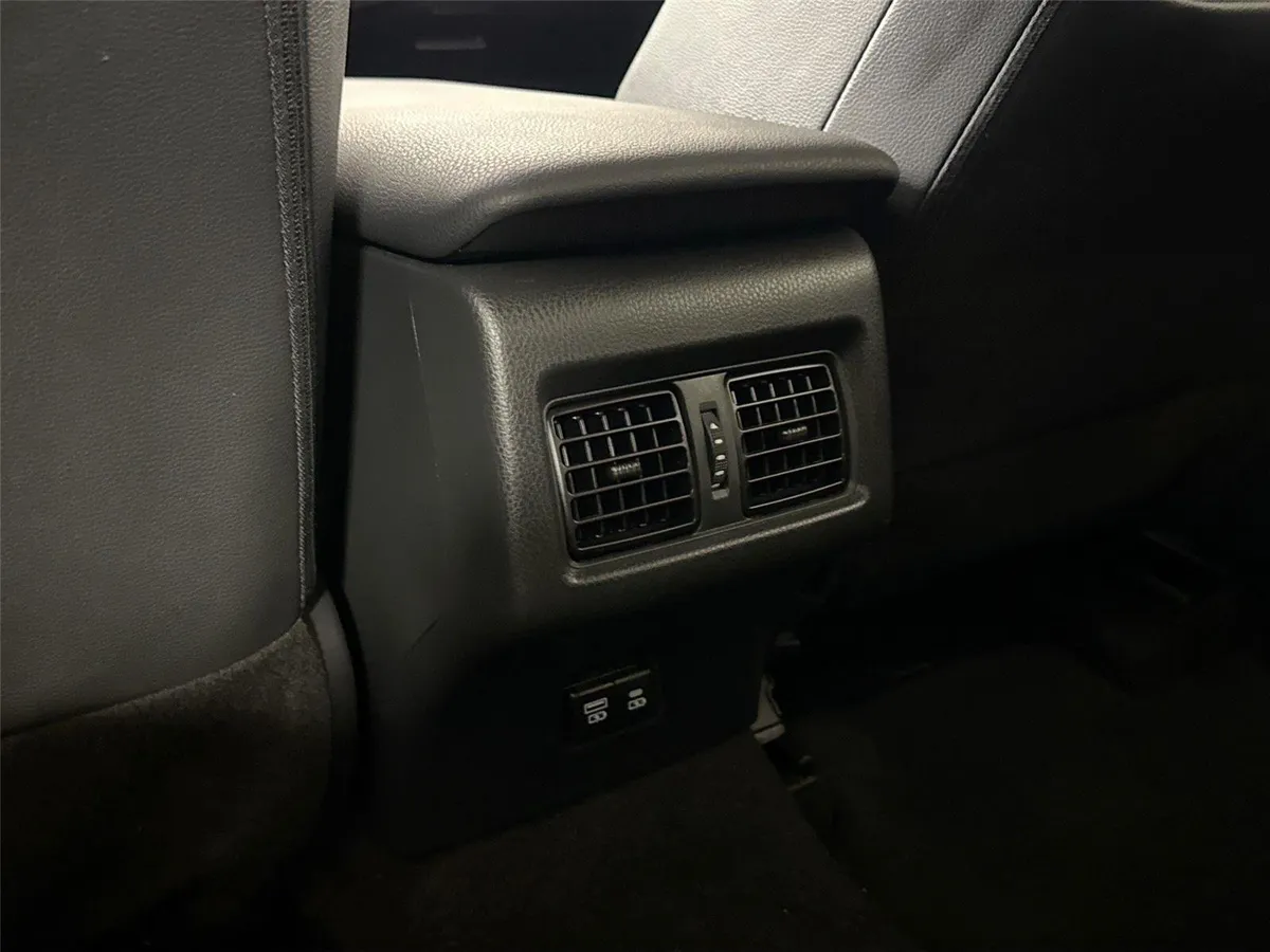 2025 Toyota Camry SE thumbnail 35