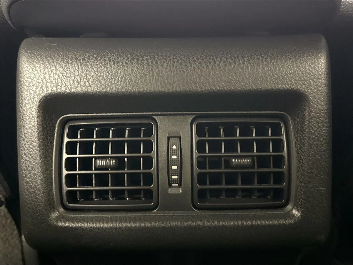 2025 Toyota Camry SE thumbnail 36