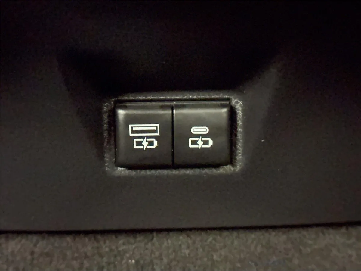 2025 Toyota Camry SE thumbnail 37