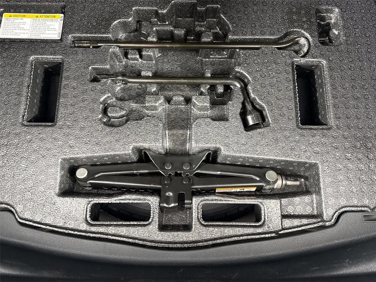 2025 Toyota Camry SE thumbnail 39