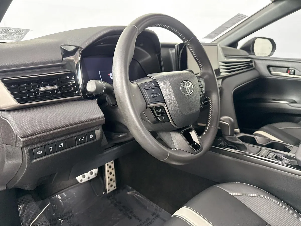 2025 Toyota Camry SE thumbnail 4