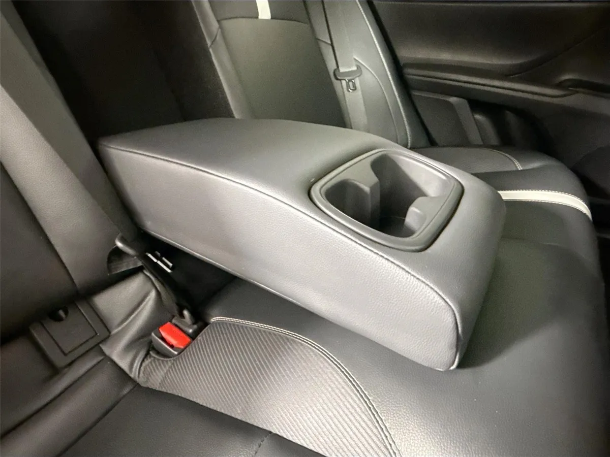 2025 Toyota Camry SE thumbnail 40