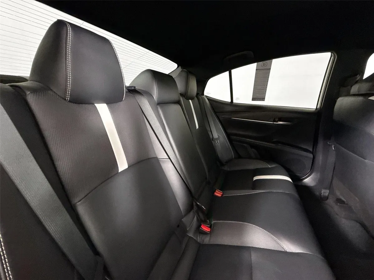 2025 Toyota Camry SE thumbnail 41