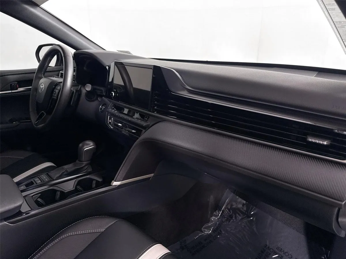 2025 Toyota Camry SE thumbnail 43